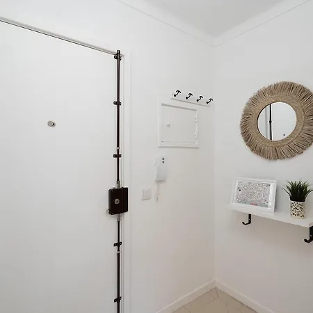 Sunny W/ Balcony In By Lovelystay * ポルティマン