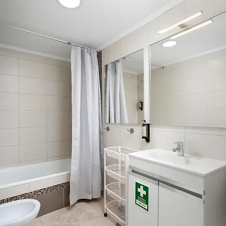 Daire Sunny W/ Balcony In By Lovelystay *